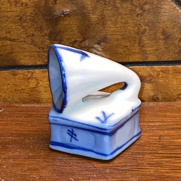 Vintage Delft Gramaphone Record Player Figurine Hand Painted Porcelain Dutch - Picture 1 of 5